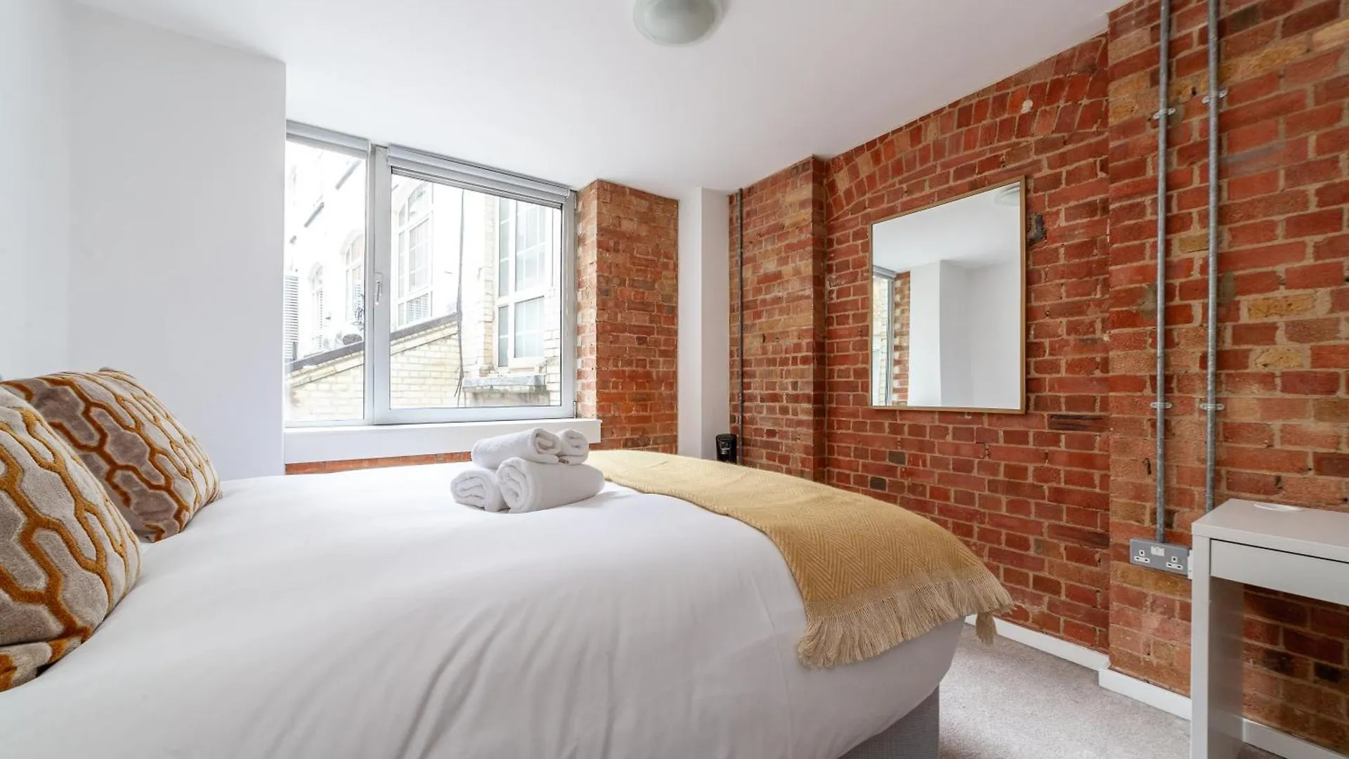 Elegance & Chic Design - 2-Bedroom Haven Londen 0*,